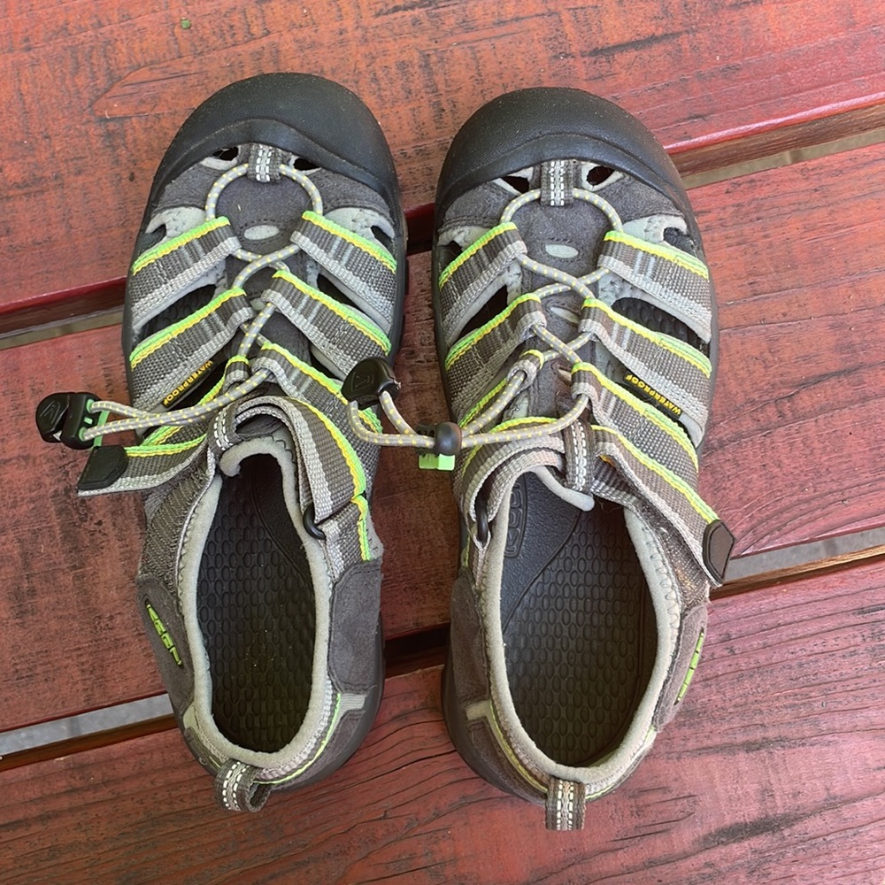 Kids keens size 4